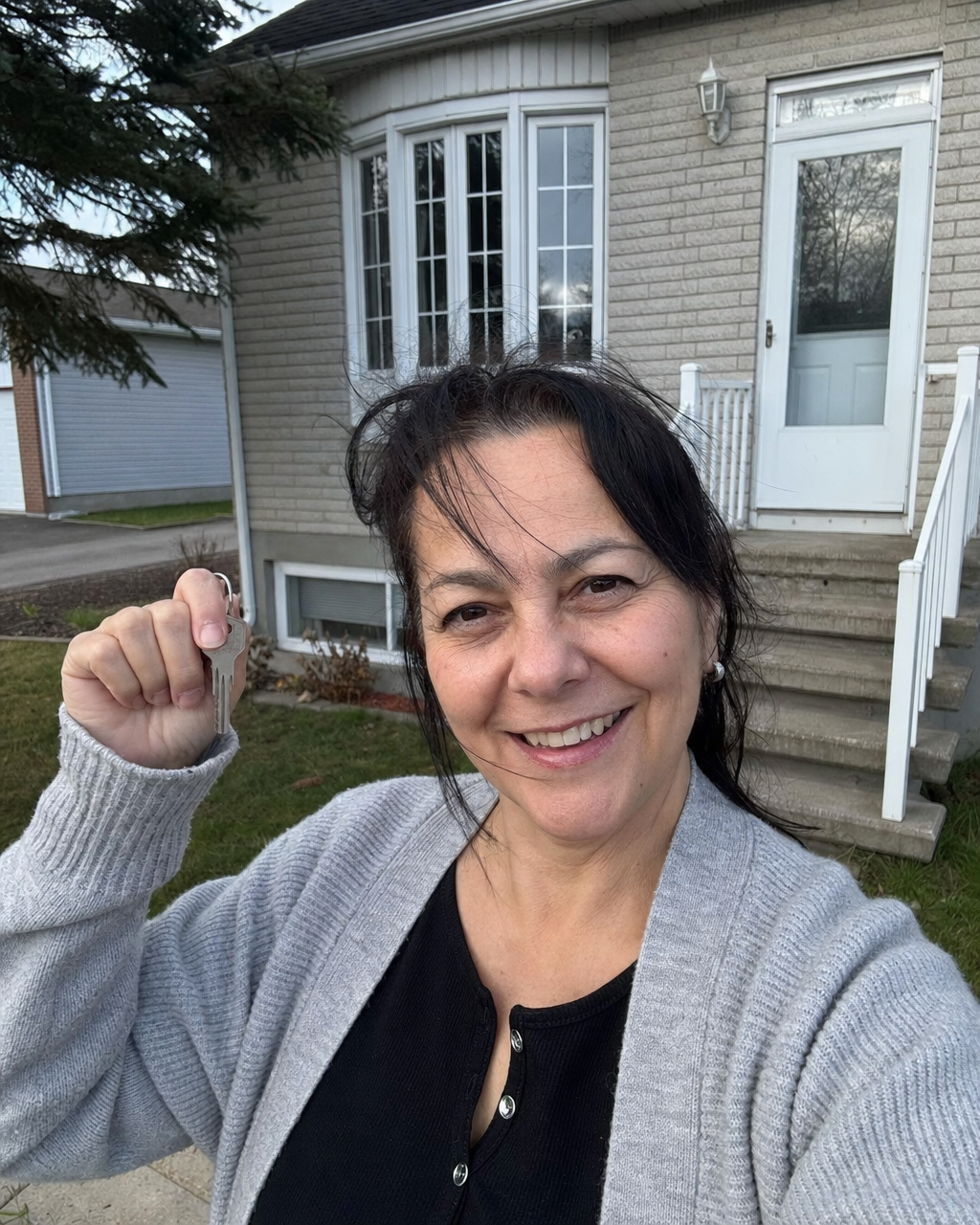 Sylvie devant la maison familiale vendue